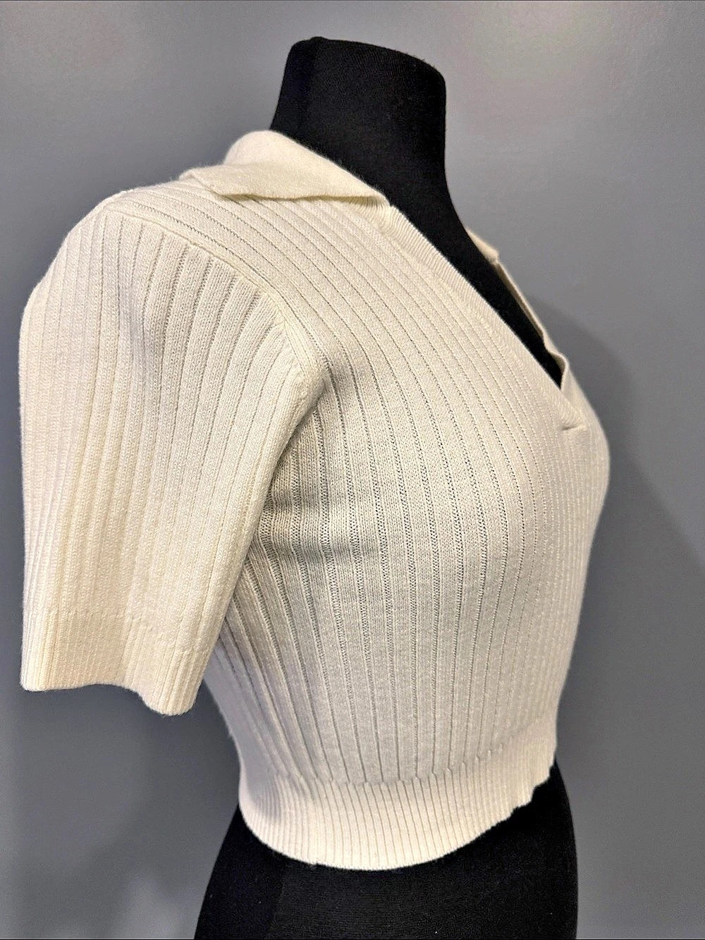 Ardene V-Neck Sweater in White Size Medium Like New - Picture 4 of 5